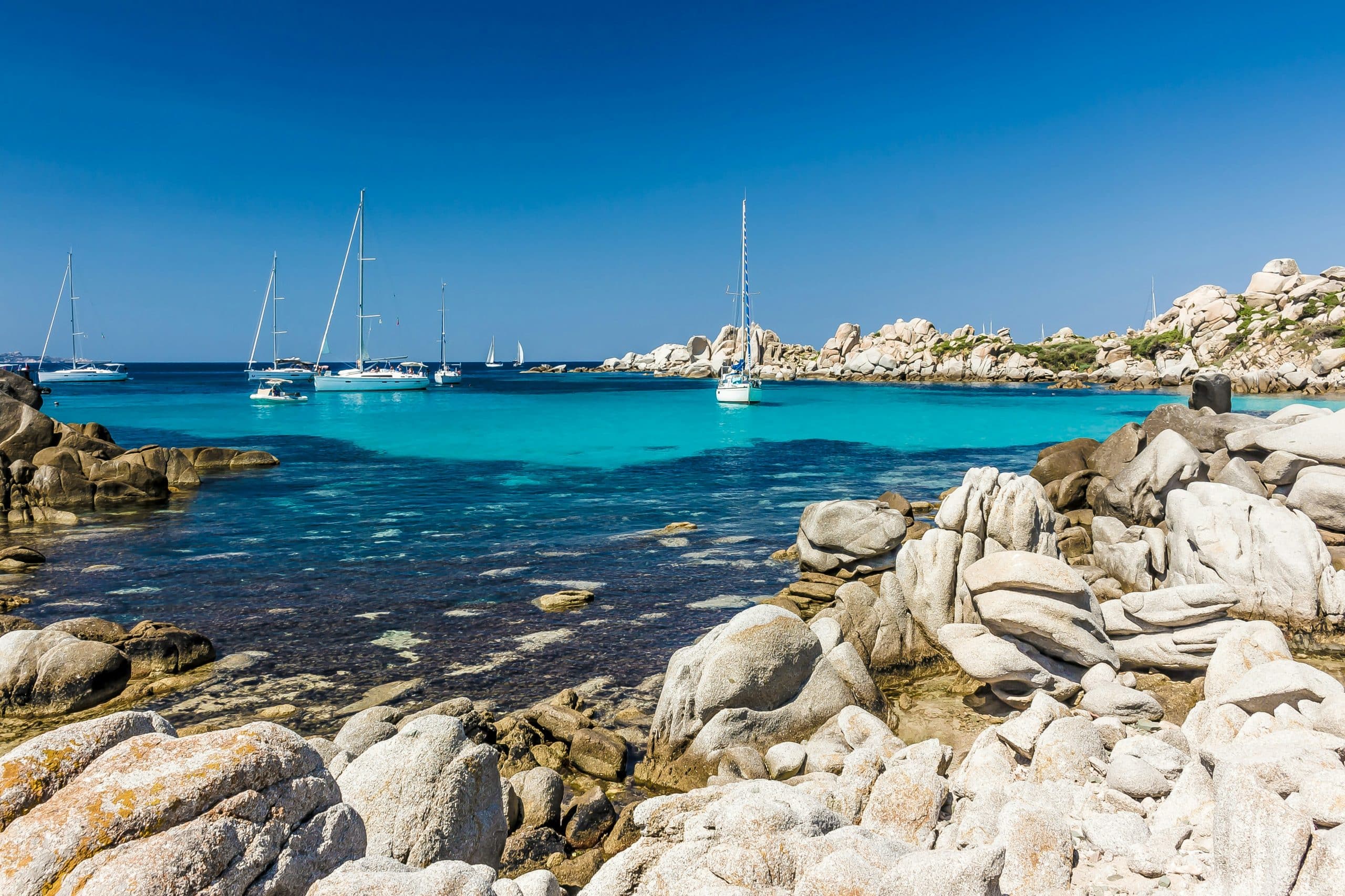 Crique aux eaux turquoise en Corse